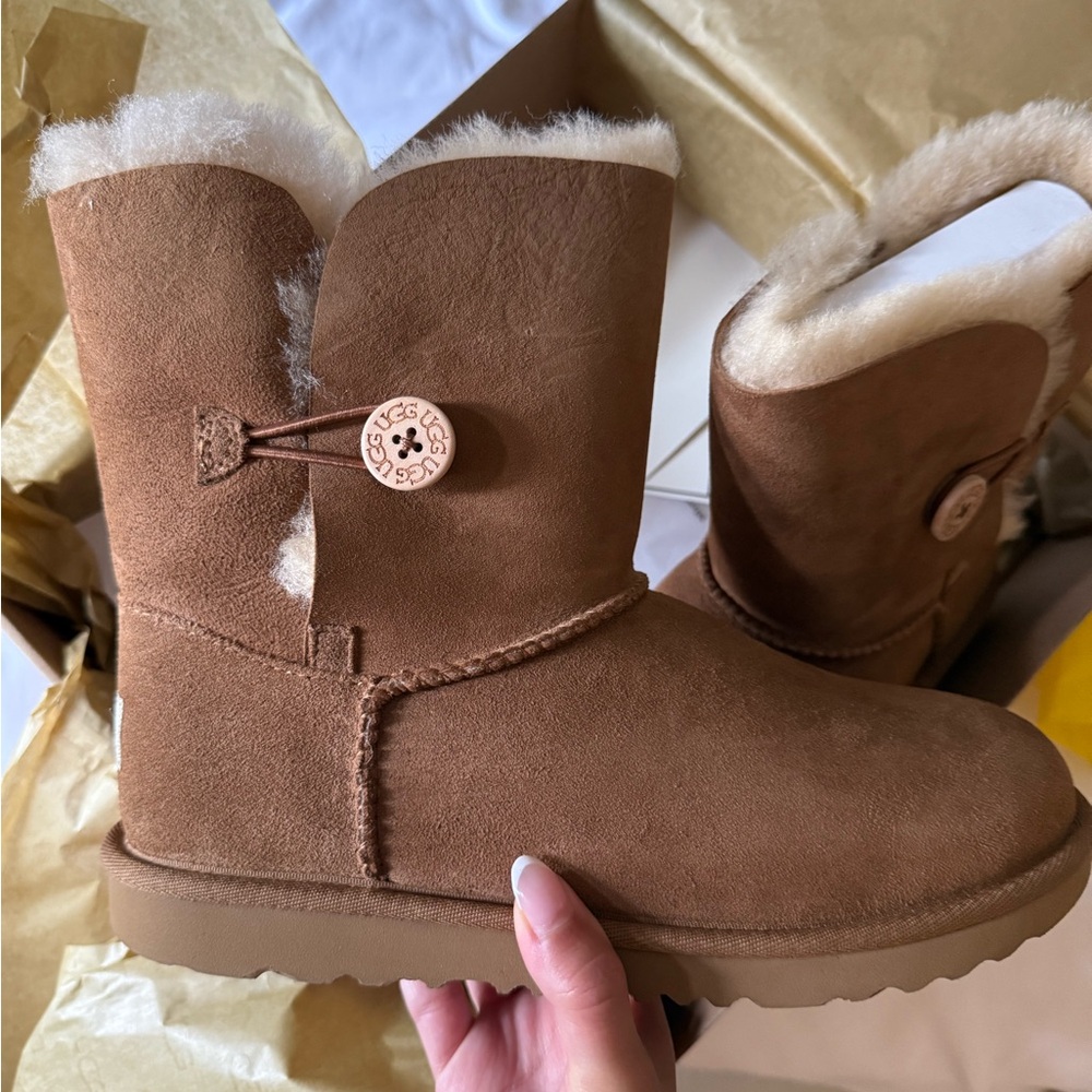 UGG K Bailey Button II Boots in Chestnut
